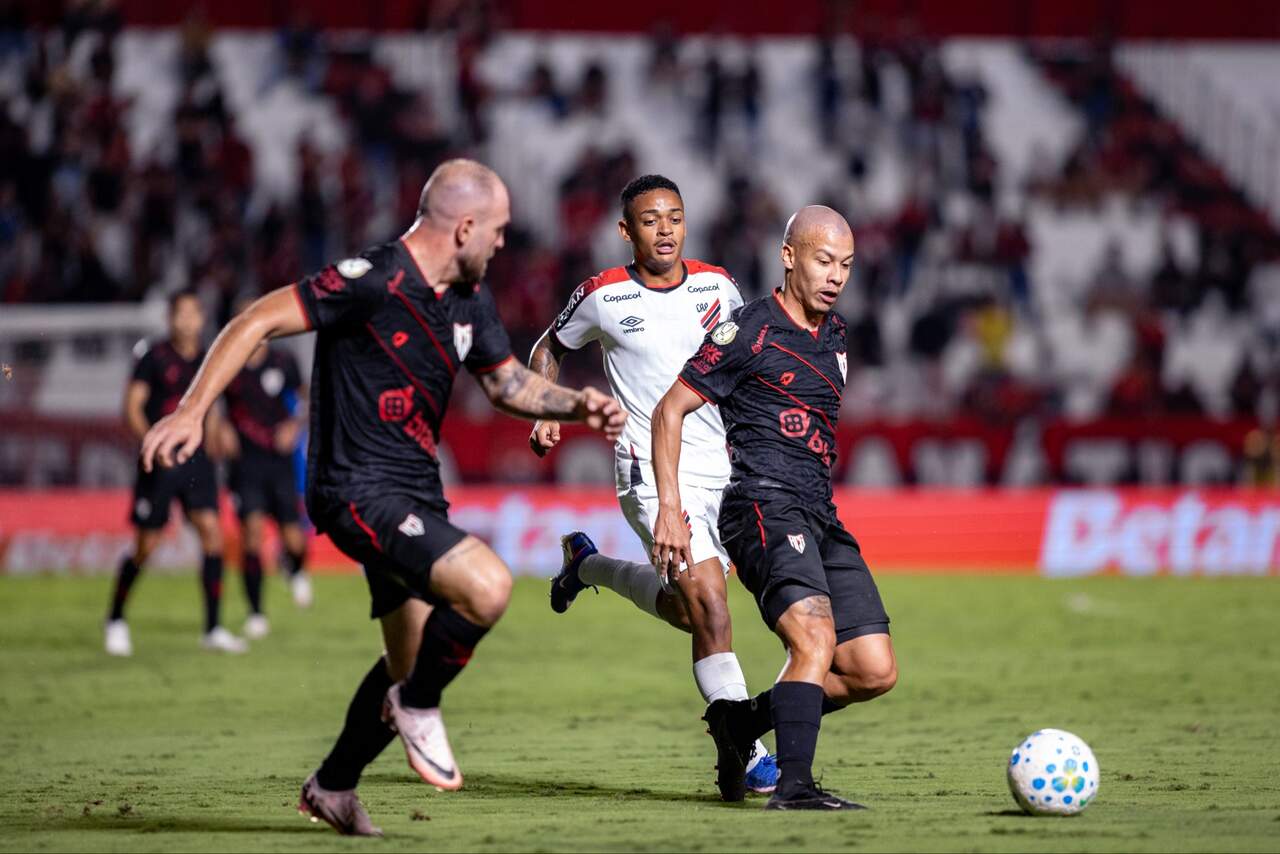 Santos brilha e Athletico elimina Atlético-GO nos pênaltis na Copa do Brasil