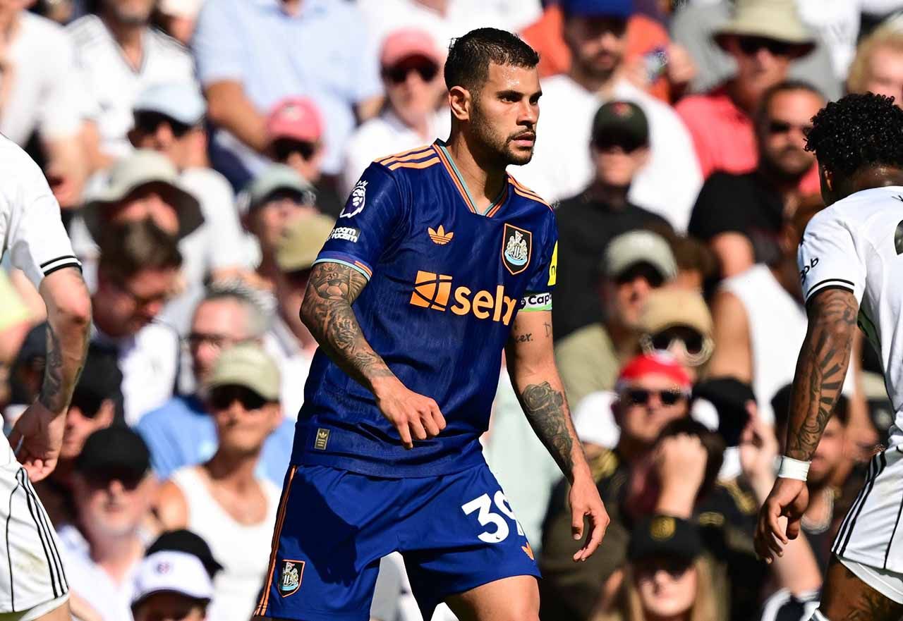 Bruno Guimarães é substituído após sentir dores no joelho Bruno Guimarães é substituído após sentir dores no joelho