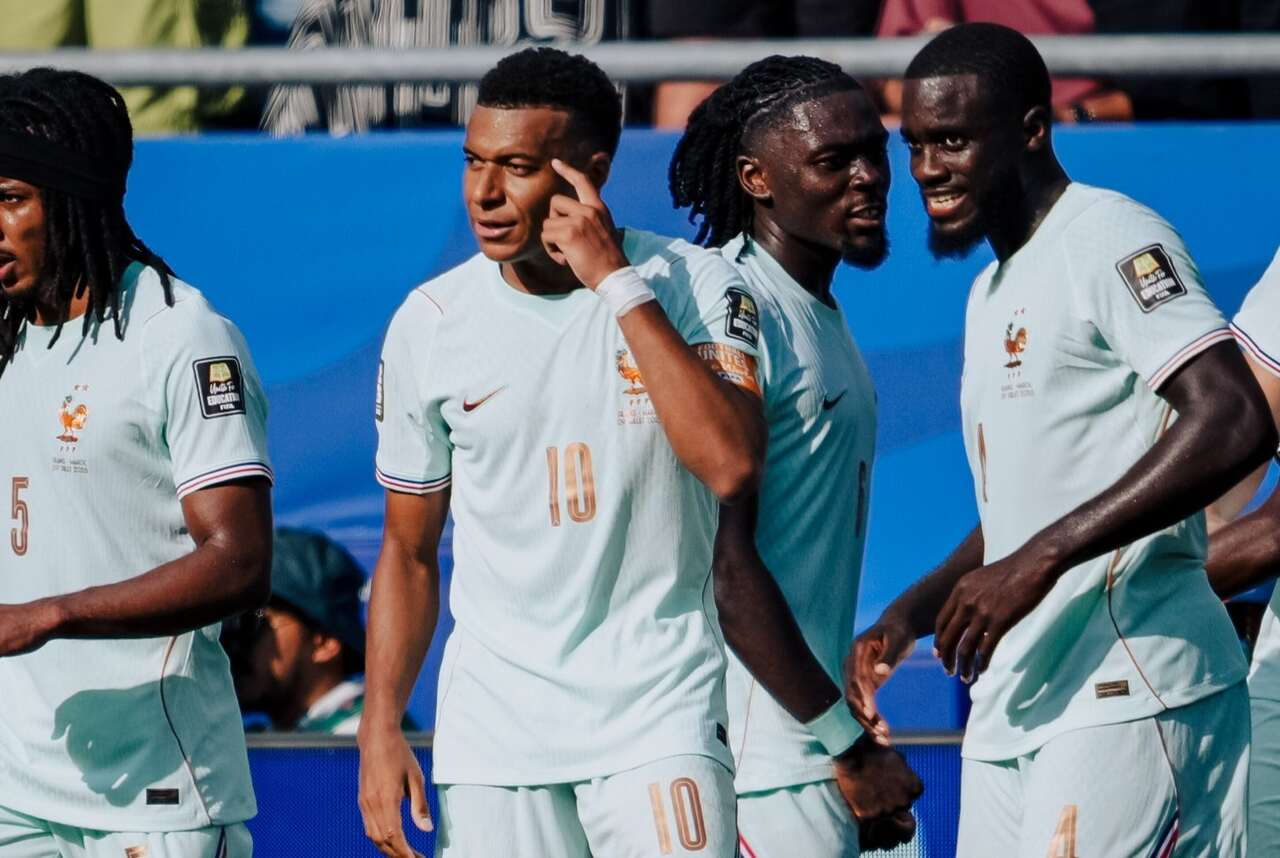 Mbappé tranquiliza a França após deixar gramado com dores