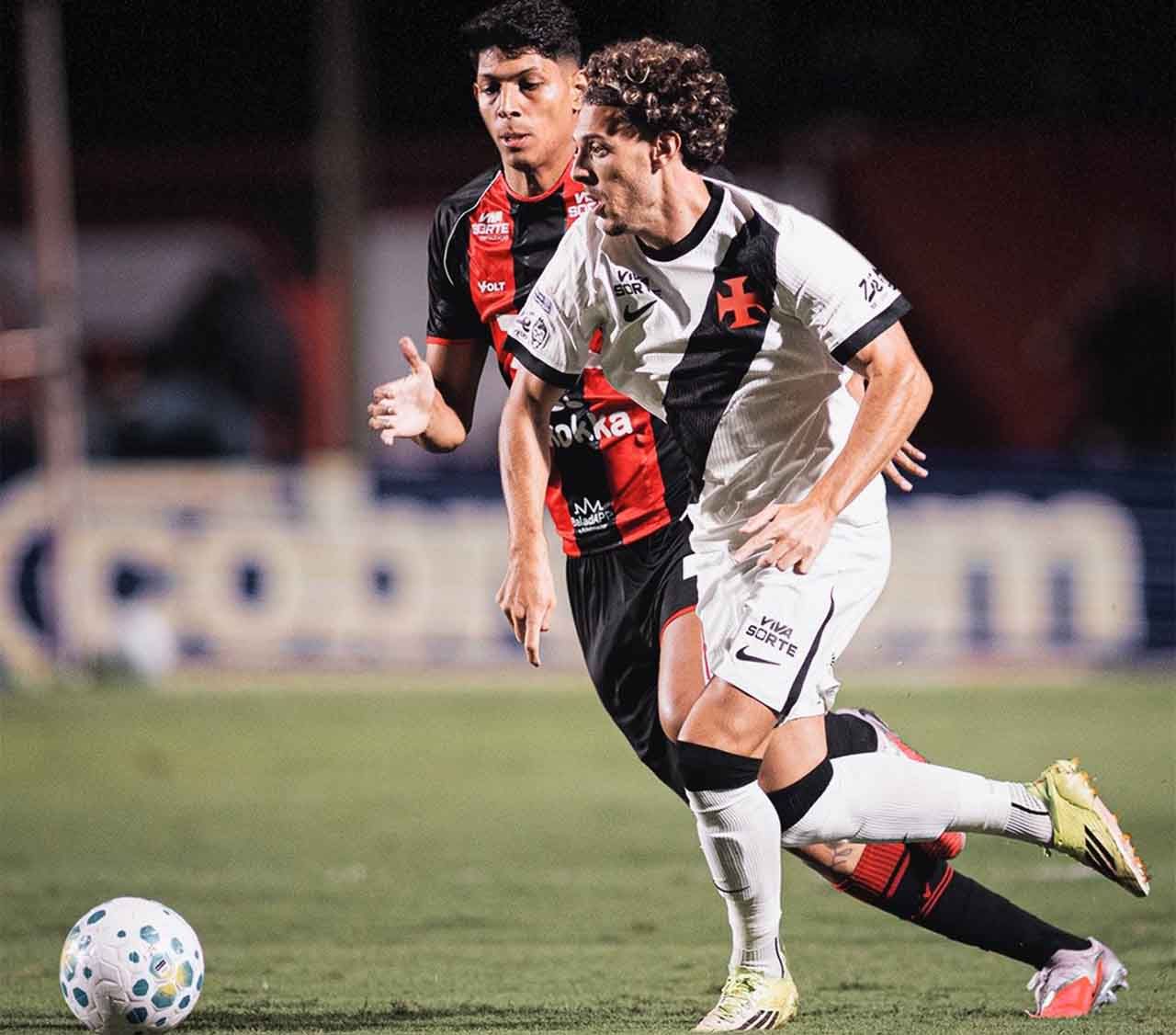 Vasco perde para o Vitória e segue no Z4 do Brasileiro Vasco perde para o Vitória e segue no Z4 do Brasileiro