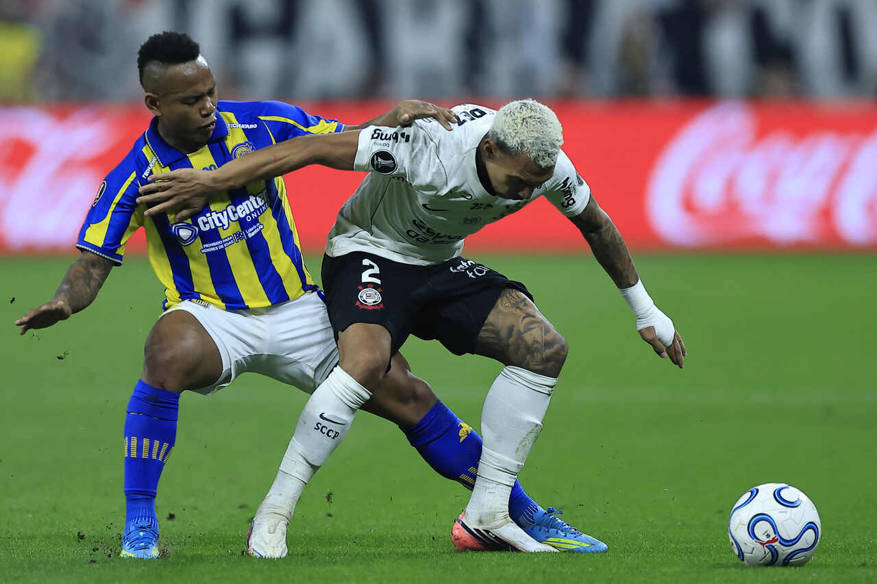 Com um a menos, Corinthians vence e avança na Libertadores Com um a menos, Corinthians vence e avança na Libertadores