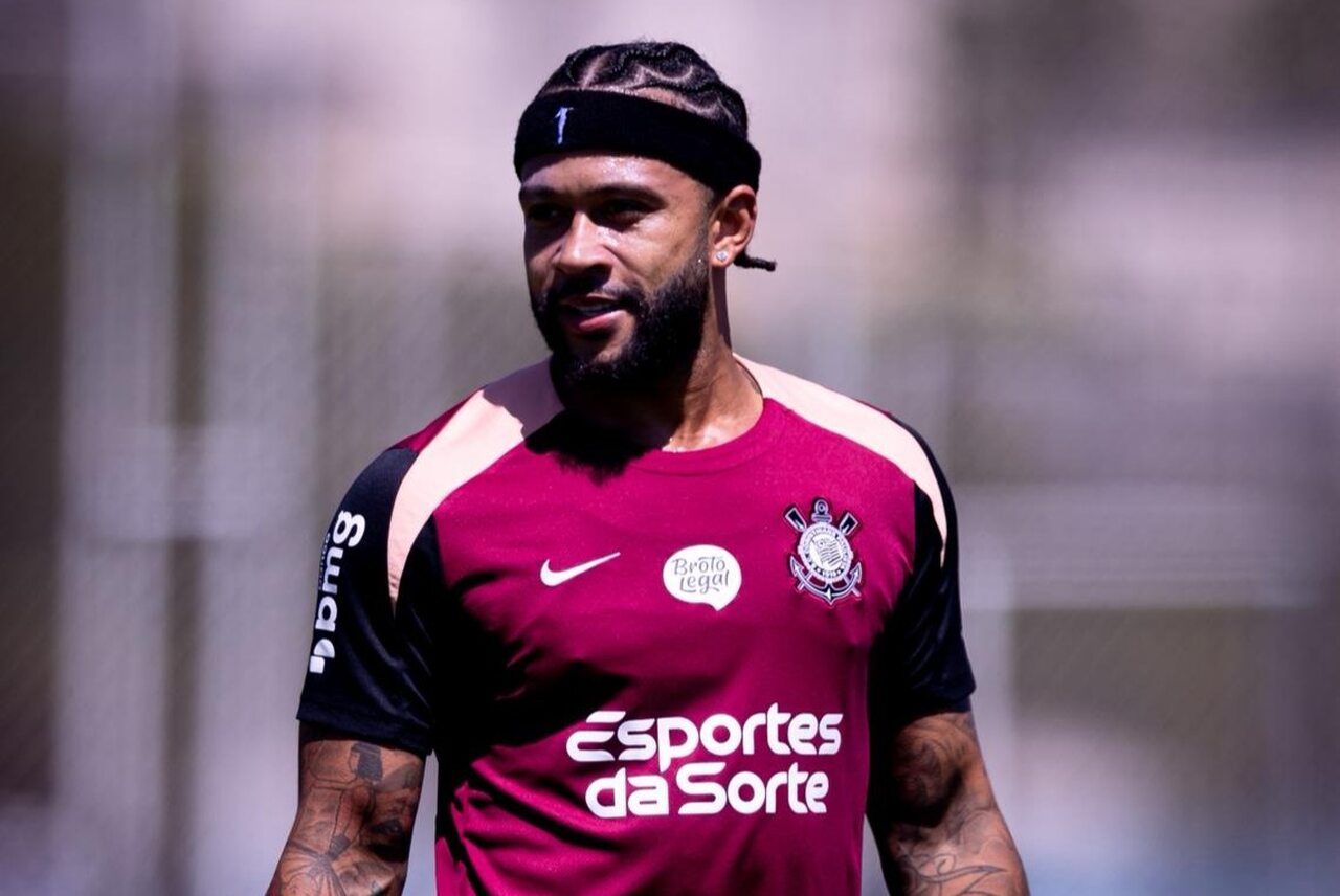 Memphis volta a treinar no Corinthians