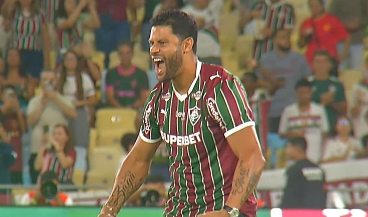 Hulk pisa no gramado do Maracanã e é ovacionado pela torcida do Fluminense