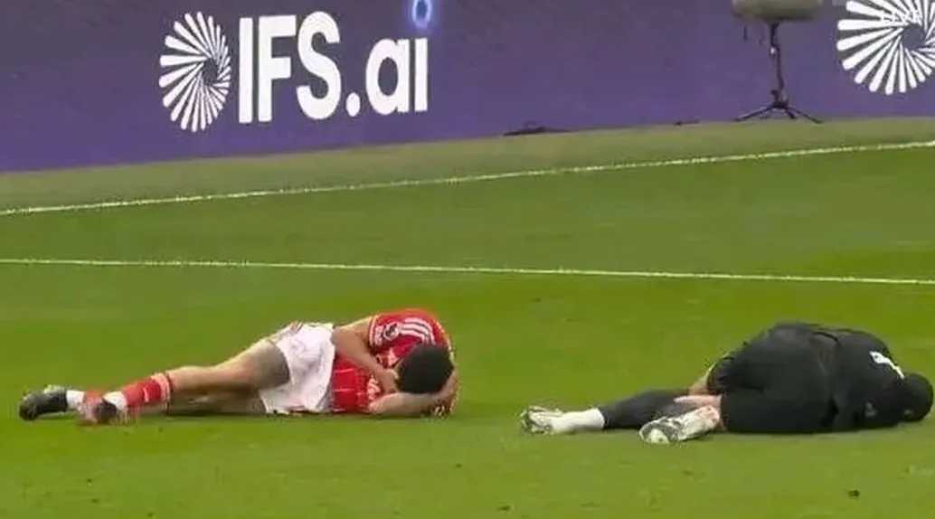 Jogador do Forest mostra rosto deformado depois de choque com goleiro do Chelsea