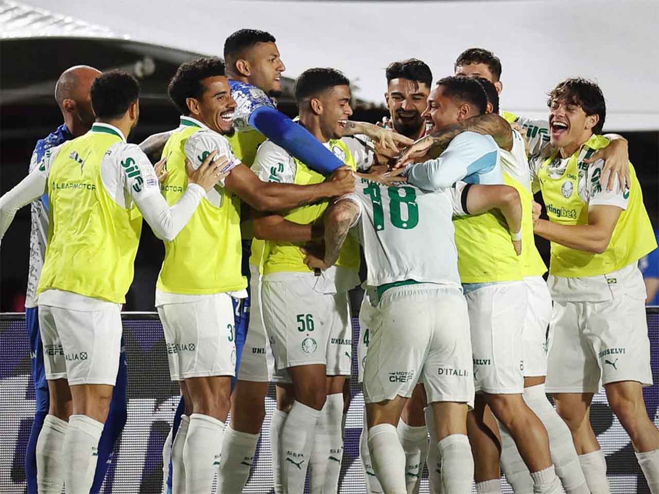 Palmeiras goleia o Vitória e dispara na liderança