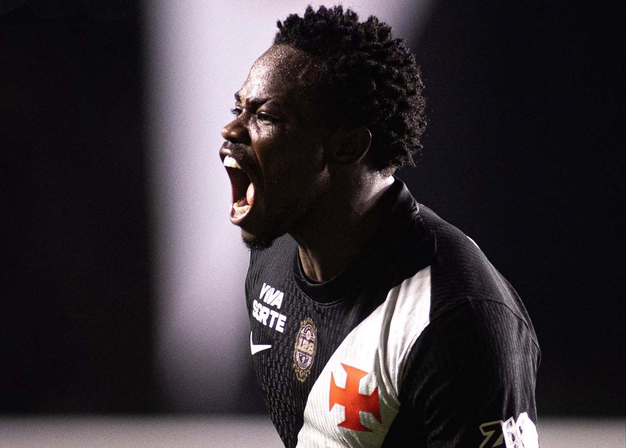 Com um a menos, Vasco bate o Vitória na Copa do Brasil