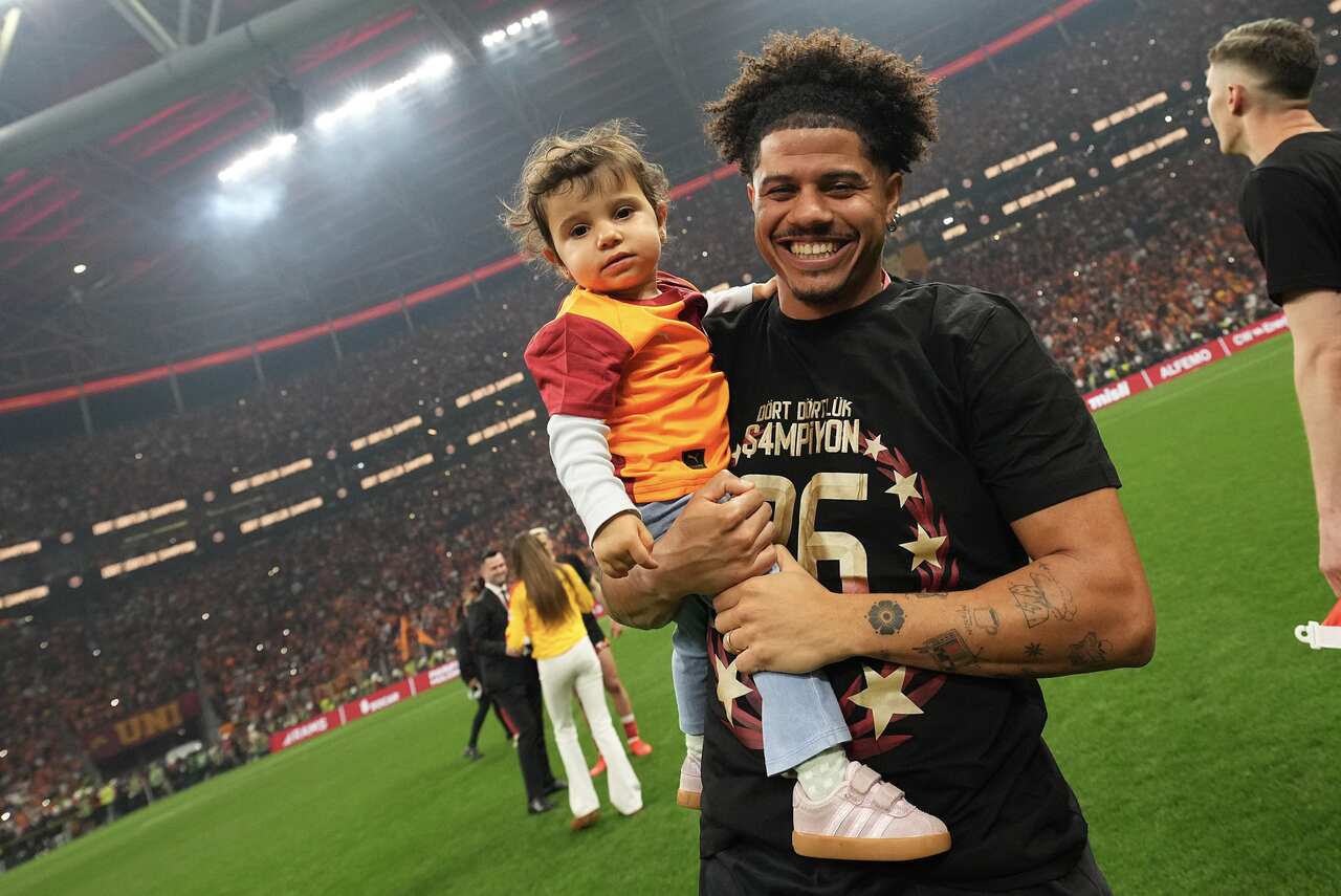 No radar da seleção, Gabriel Sara celebra tetracampeonato turco: “Temporada mais que especial”