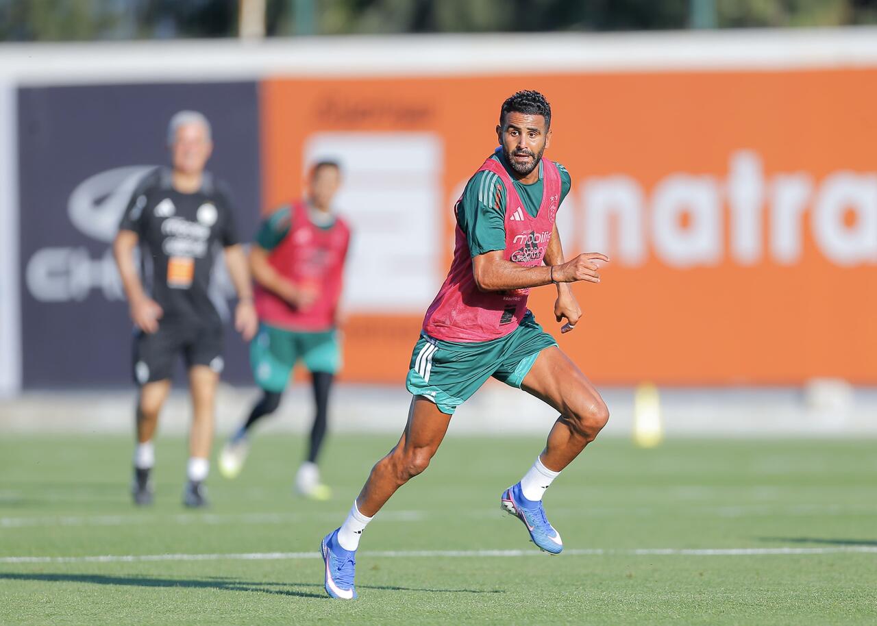 Com o astro Mahrez e o filho de Zidane, Argélia divulga a lista da Copa Com o astro Mahrez e o filho de Zidane, Argélia divulga a lista da Copa