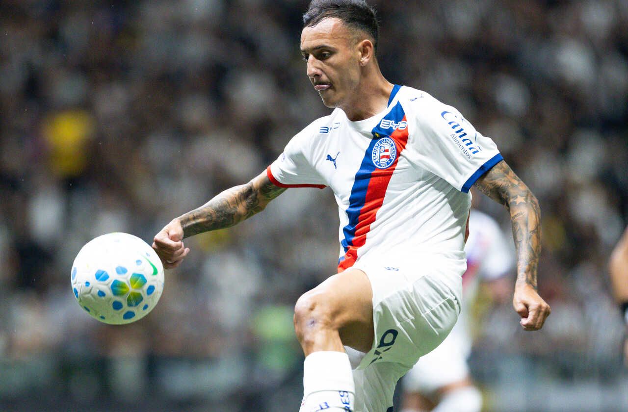 Iago chega a capital para assinar contrato com o São Paulo