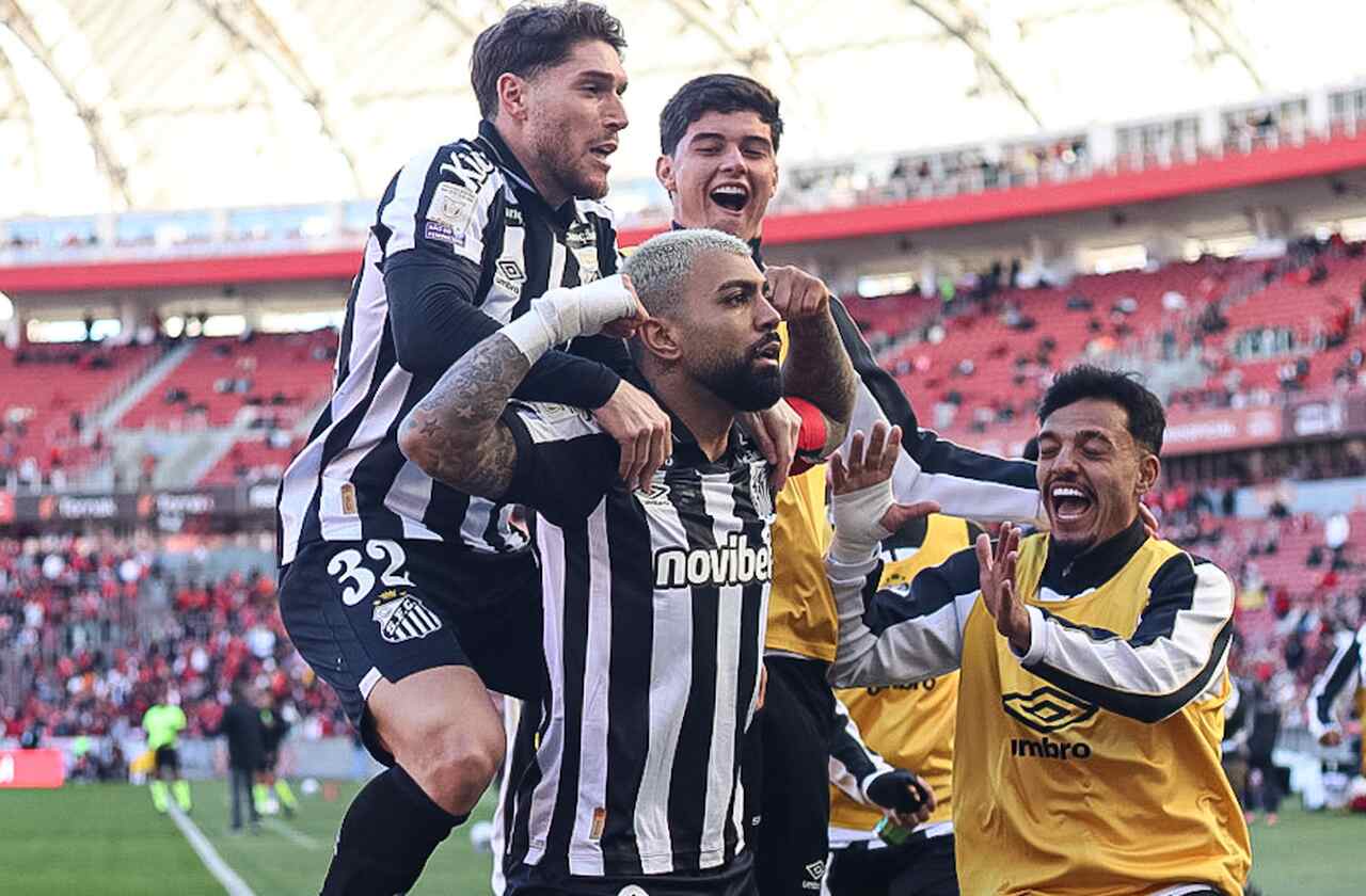 Gabigol faz dois, e Santos bate o Inter no Beira-Rio