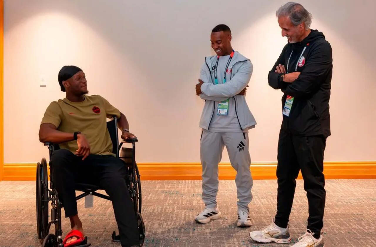 Koné se reencontra com jogador do Catar após grave fratura na perna