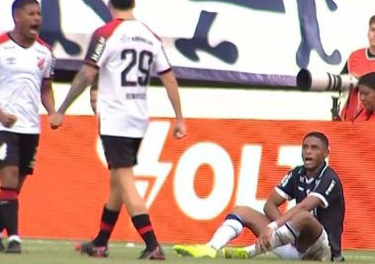 Jogador do Remo é expulso por gesto obsceno Jogador do Remo é expulso por gesto obsceno
