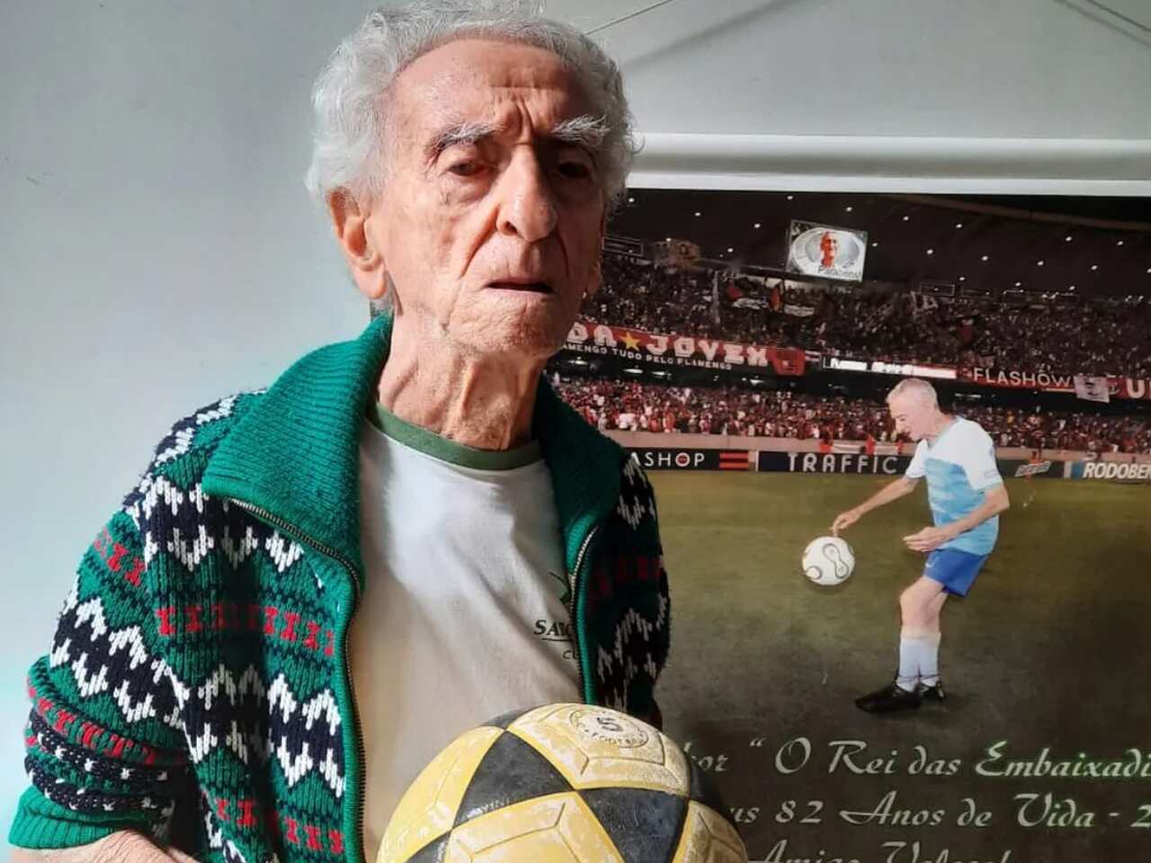 Morre, aos 98 anos, o "Vovô das Embaixadas" do Maracanã