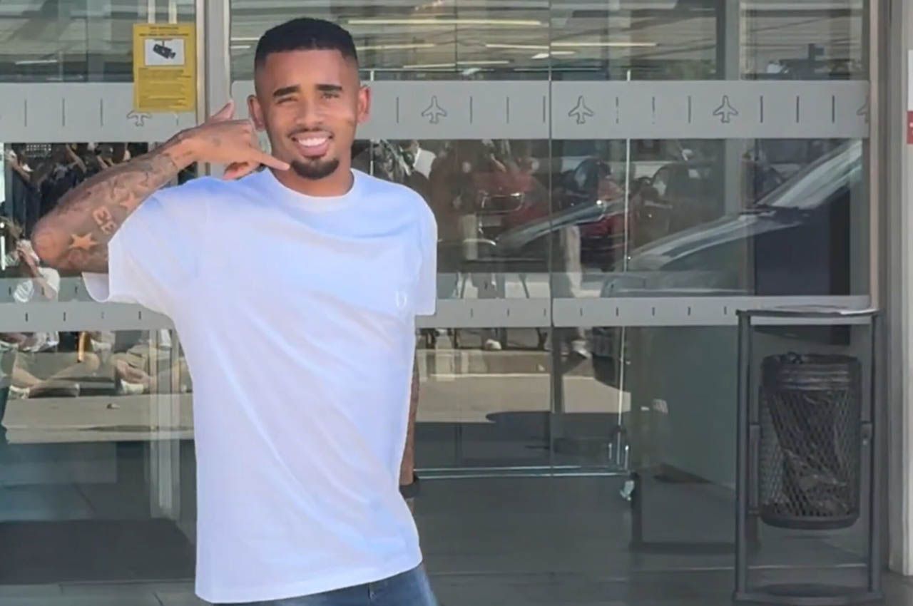 Gabriel Jesus chega a Espanha para assinar com Barcelona
