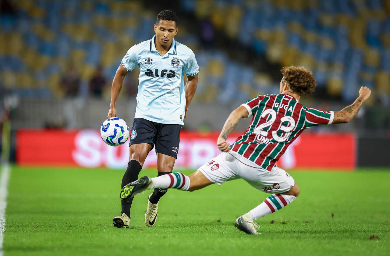 João Lucas sente lesão e lateral direita volta a ser preocupação para o Grêmio