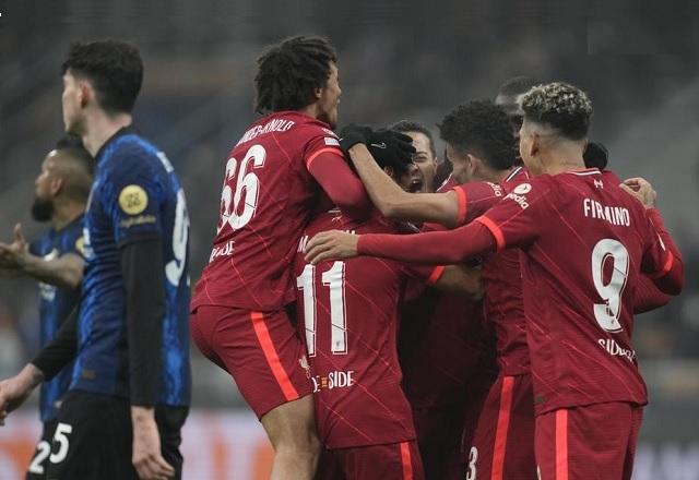 Jogadores do Liverpool comemorando gol contra a Inter de Milão
