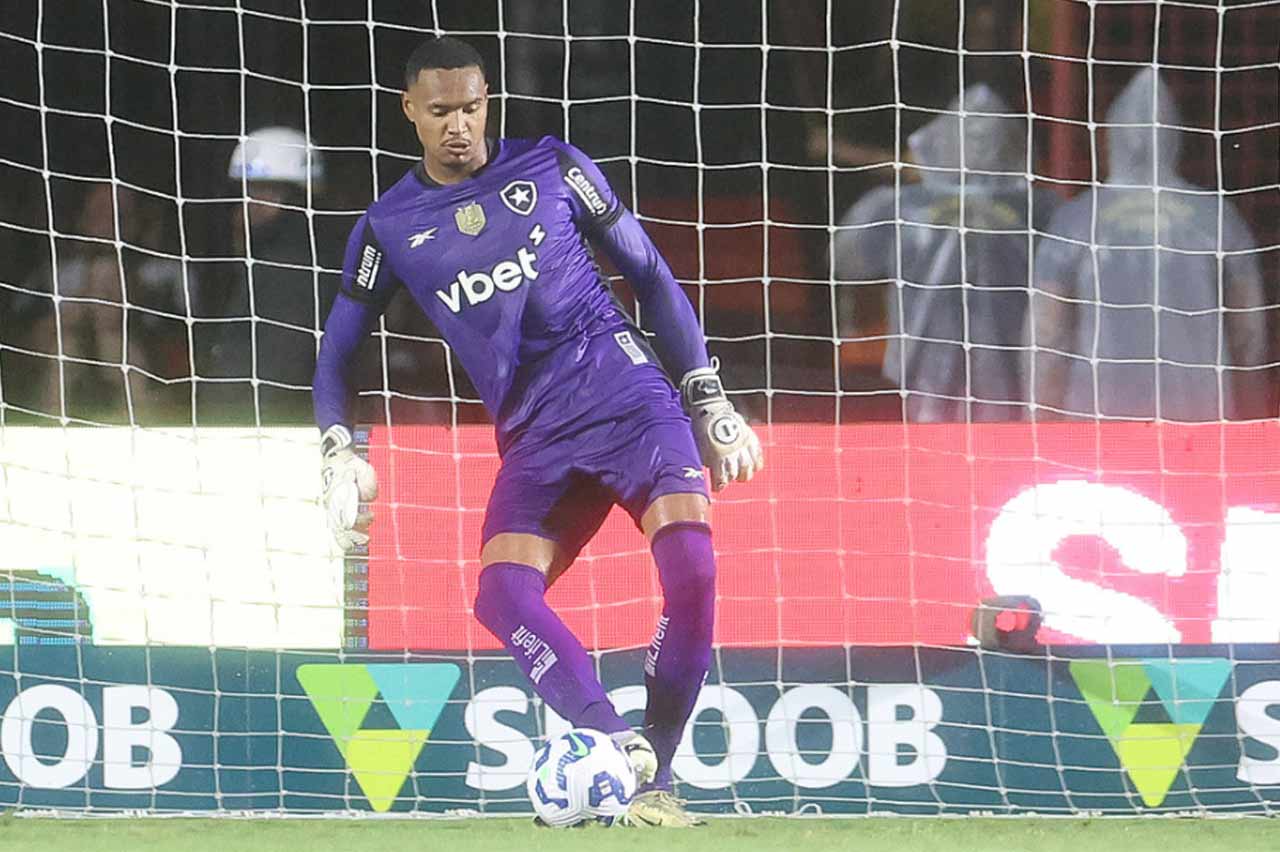 Botafogo recebe do West Ham, da Inglaterra, pelo goleiro John