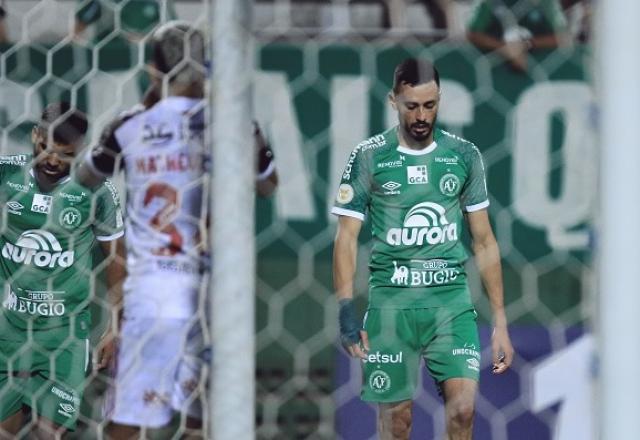 Lance do duelo entre Chapecoense e Flamengo