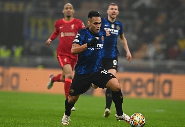 Lautaro Martínez com a bola no pé durante jogo contra o Liverpool