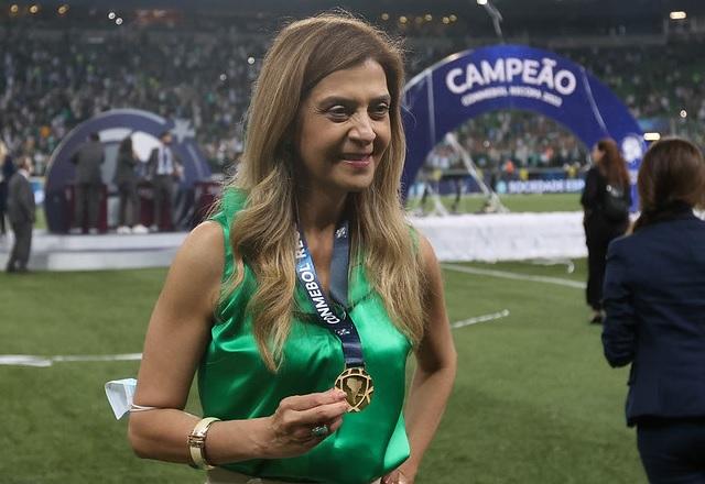 Leila Pereira com medalha da Recopa Sul-Americana