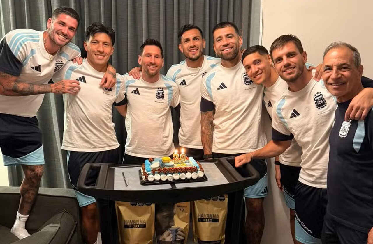 Messi completa 39 anos e recebe festa surpresa 
