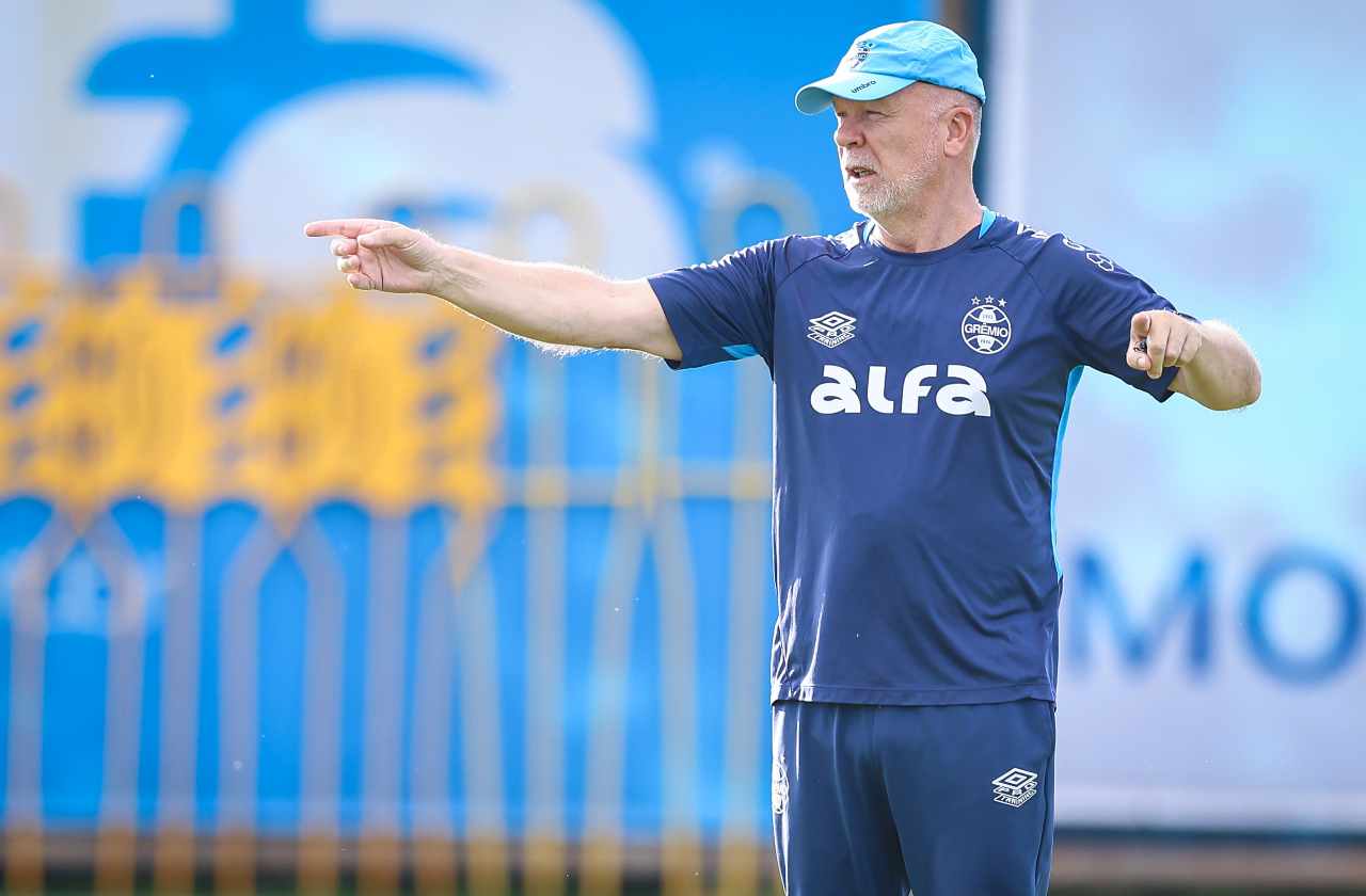 Mano Menezes deixa comando do Grêmio e se despede do clube