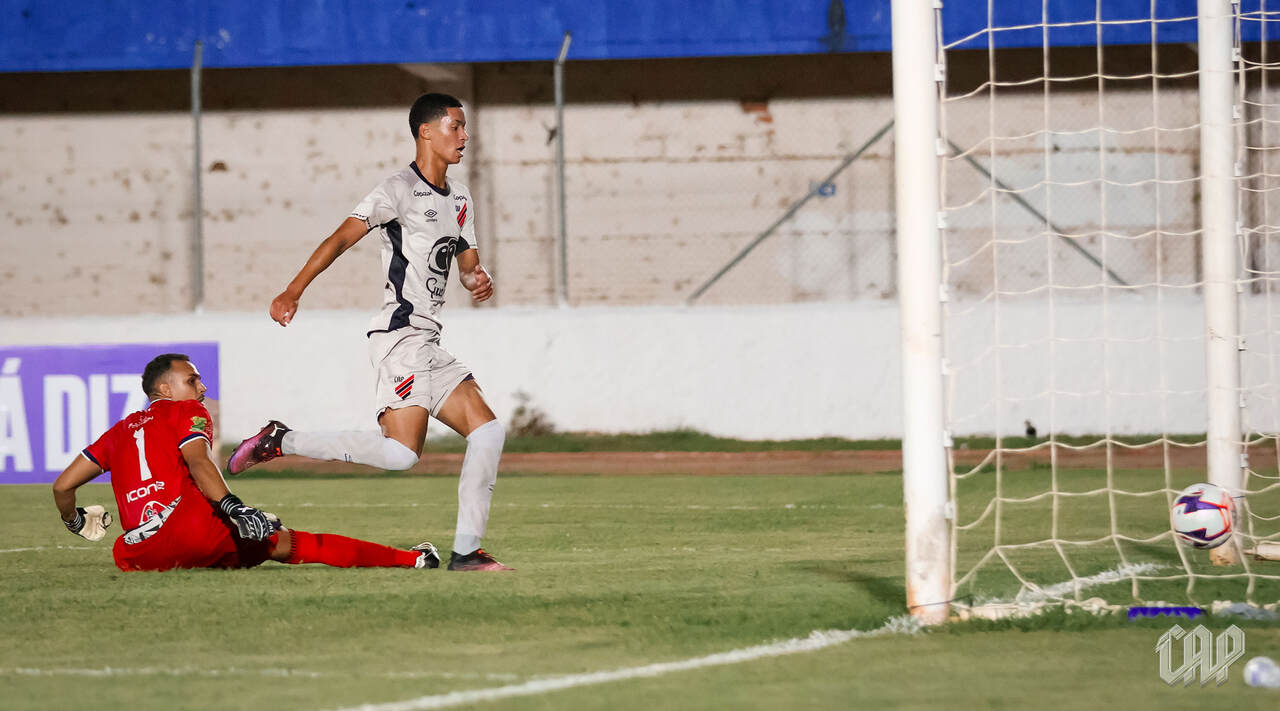 Com um a menos, Athletico supera Maricá e vence a primeira na Copinha