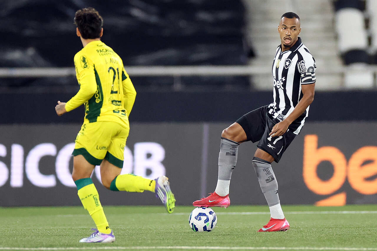 Marlon Freitas desabafa após empate do Botafogo: "Inadmissível"