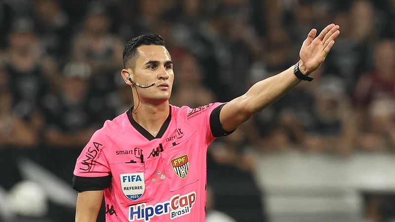 Árbitro erra nova regra em gol no clássico