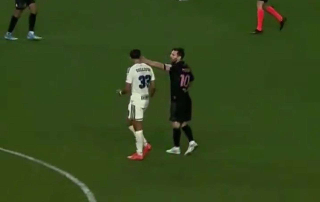 Messi é multado pela MLS após agressão a adversário Messi é multado pela MLS após agressão a adversário
