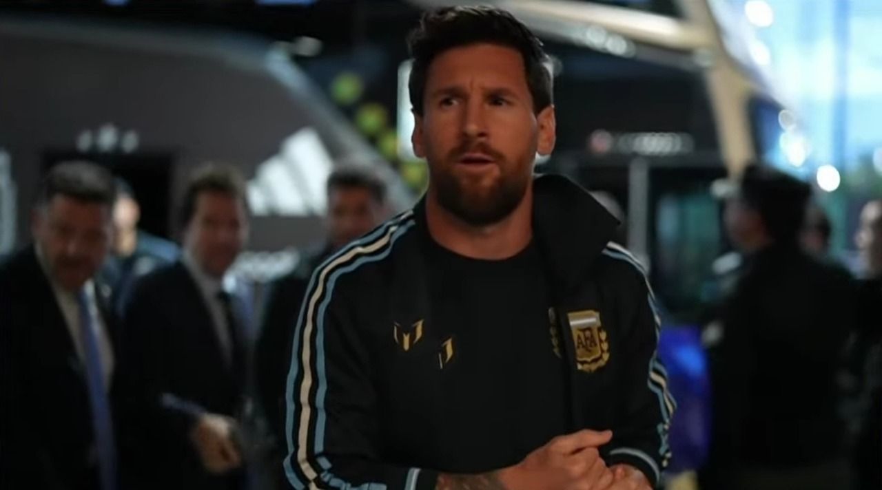 Messi não segura as lágrimas na chegada ao Monumental Messi não segura as lágrimas na chegada ao Monumental