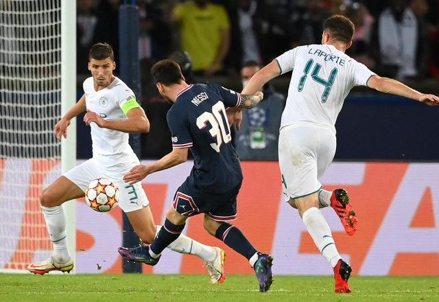 Messi marca gol contra o City