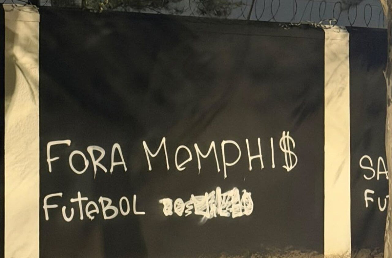 Muro do Corinthians é pichado com críticas a Memphis Depay Muro do Corinthians é pichado com críticas a Memphis Depay