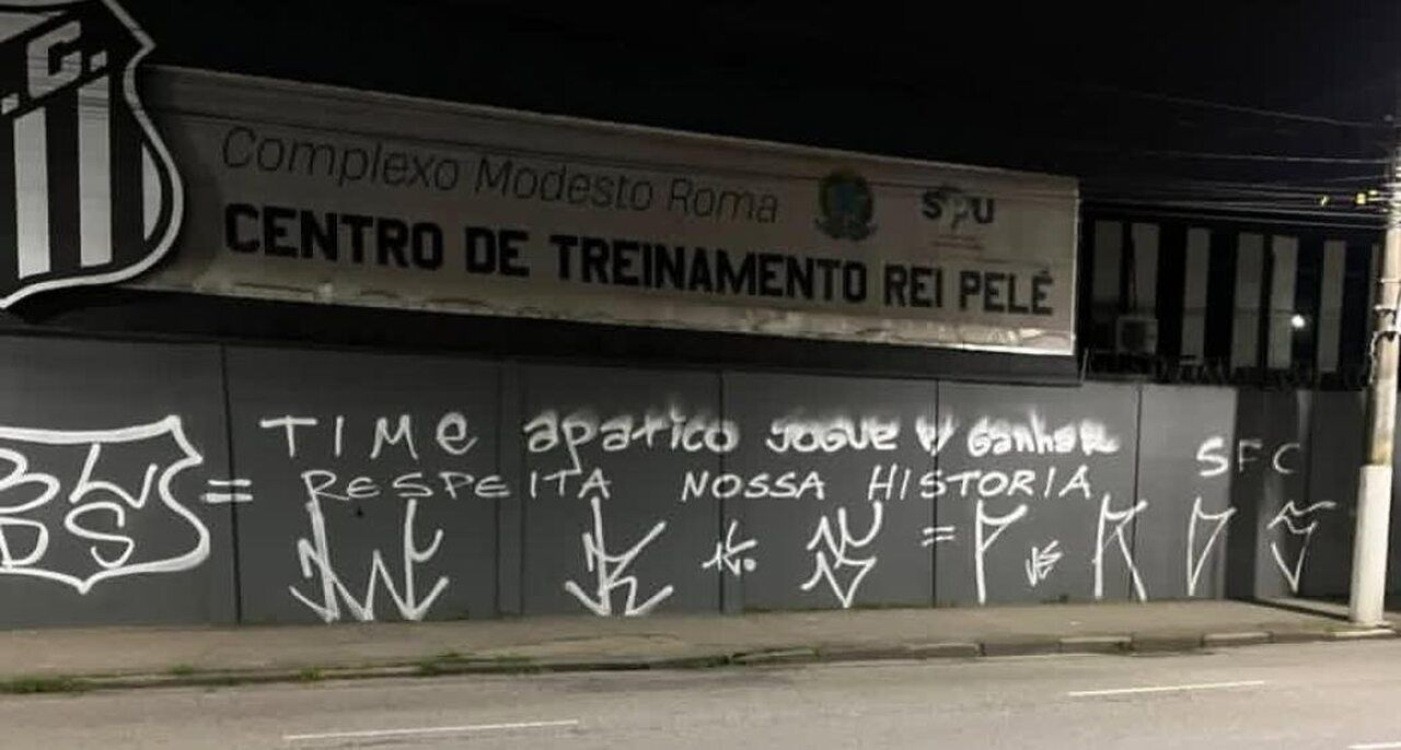 Santos tem muro do CT pichado após derrota para o Palmeiras Santos tem muro do CT pichado após derrota para o Palmeiras