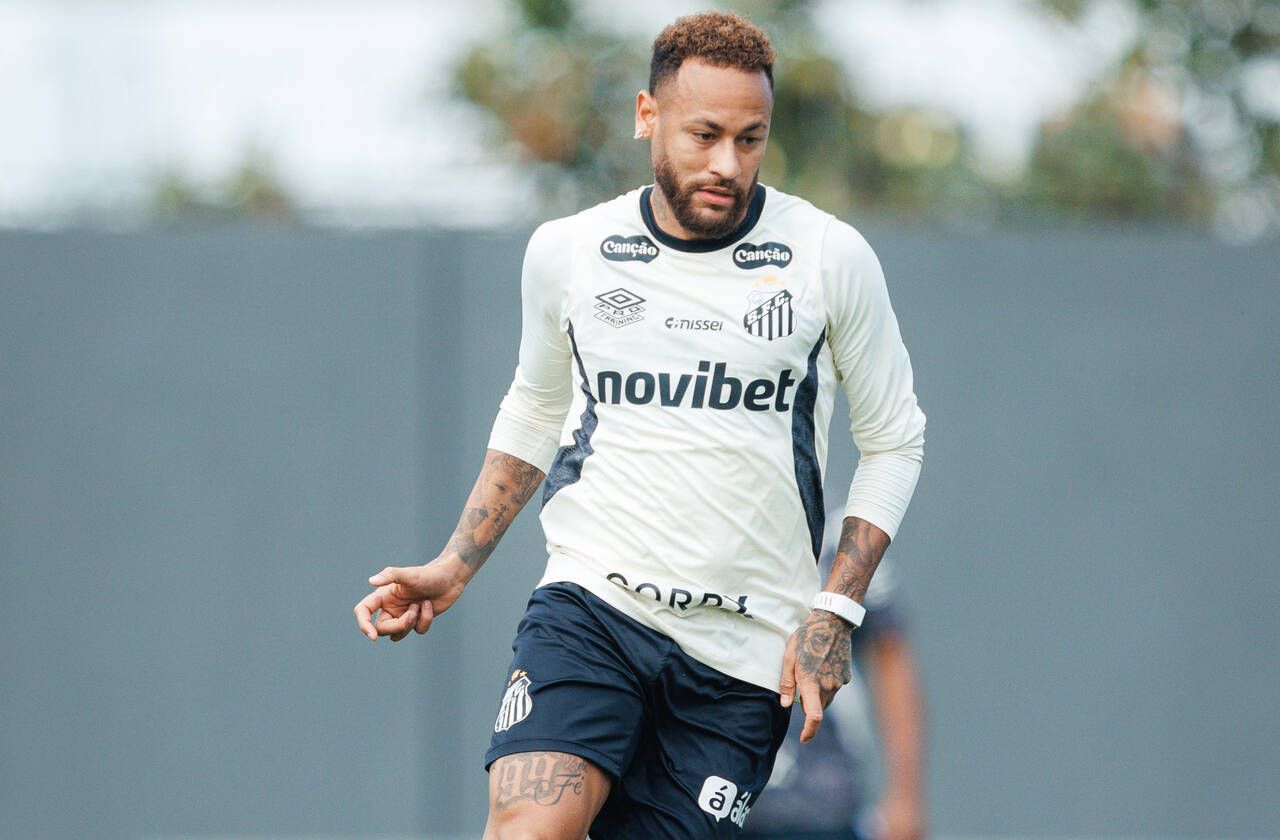 Neymar treina e deve reforçar o Santos contra a Chape Neymar treina e deve reforçar o Santos contra a Chape