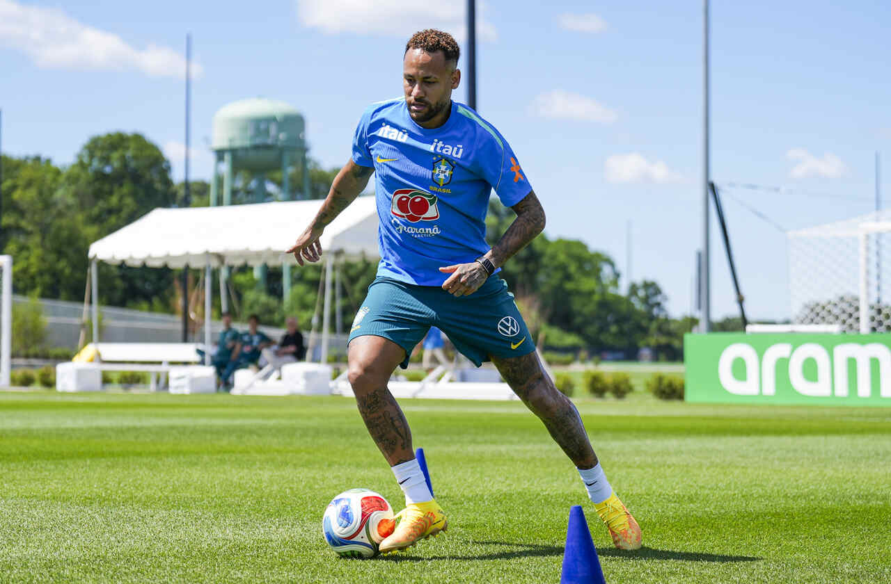 Neymar treina com bola e se aproxima de retorno