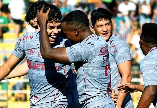 Nonato comemorando seu gol, na vitória do Fluminense sobre o Resende