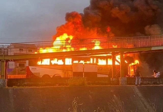 Ônibus de torcedores do cruzeiro incendiado | Reprodução/Redes Sociais