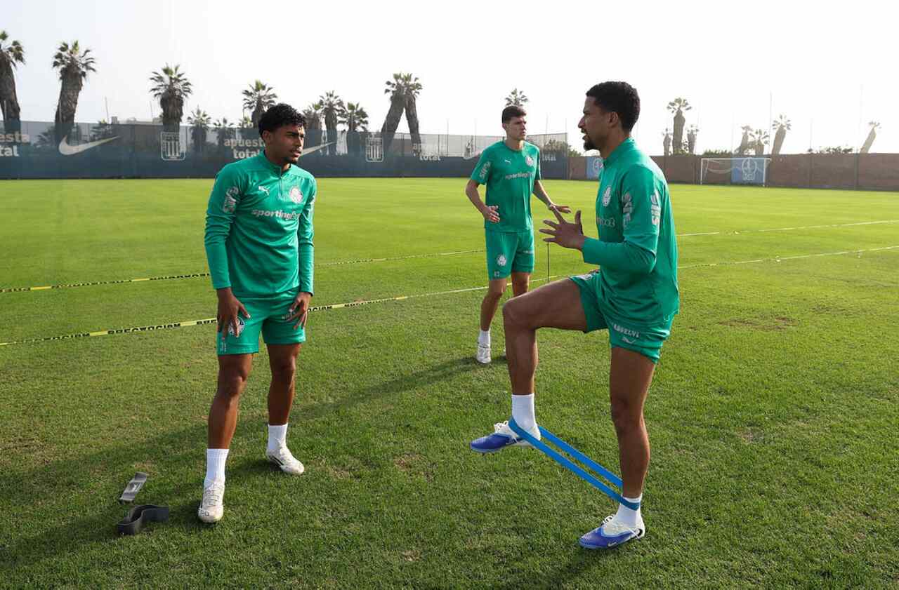 Os-jogadores-Luighi-Benedetti-e-Murilo-da-SE-Palmeiras-durante-treinamento-no-CT-do-Alianza-Lima.jpg