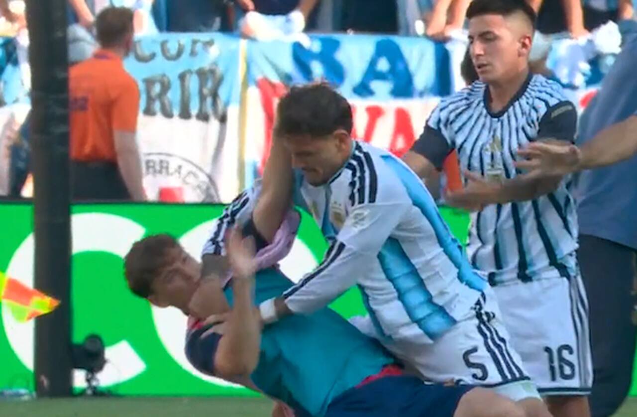 Fifa investiga briga entre jogadores de Espanha e Argentina Fifa investiga briga entre jogadores de Espanha e Argentina