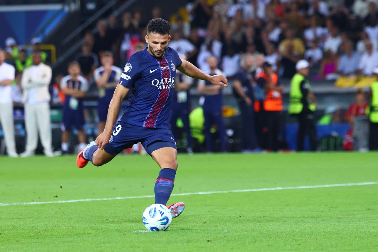 Gonçalo Ramos celebra título da Supercopa e garante permanência no PSG
