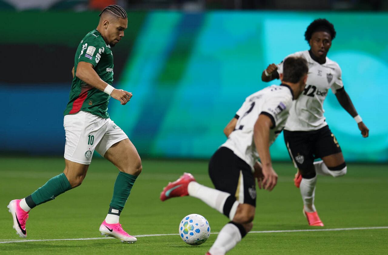 Após 441 dias, Paulinho volta a ser titular no Palmeiras