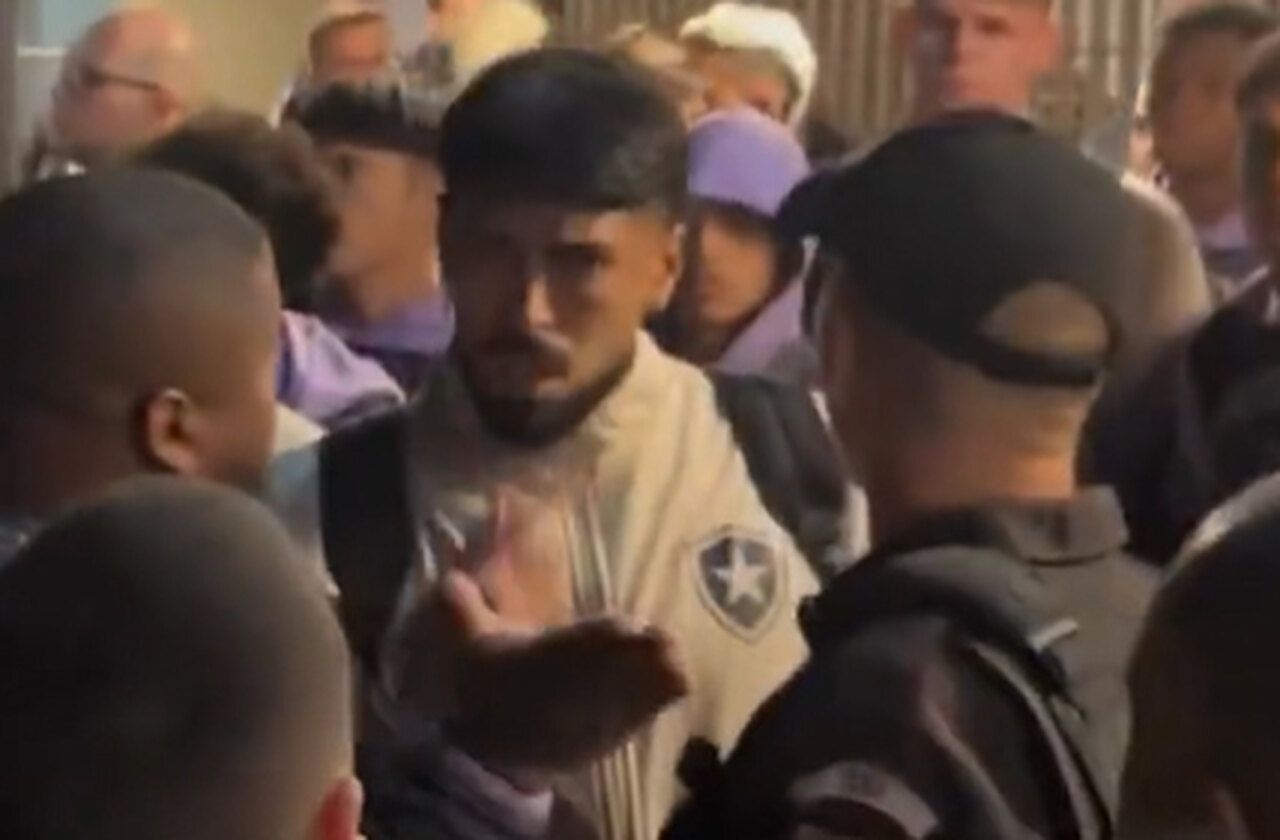 Vídeo! Torcedores do Botafogo protestam no Galeão e clima pesa para Barboza