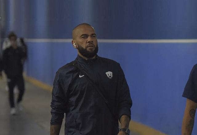 Pumas rescinde com Daniel Alves por justa causa após prisão