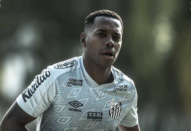Robinho durante treino do Santos