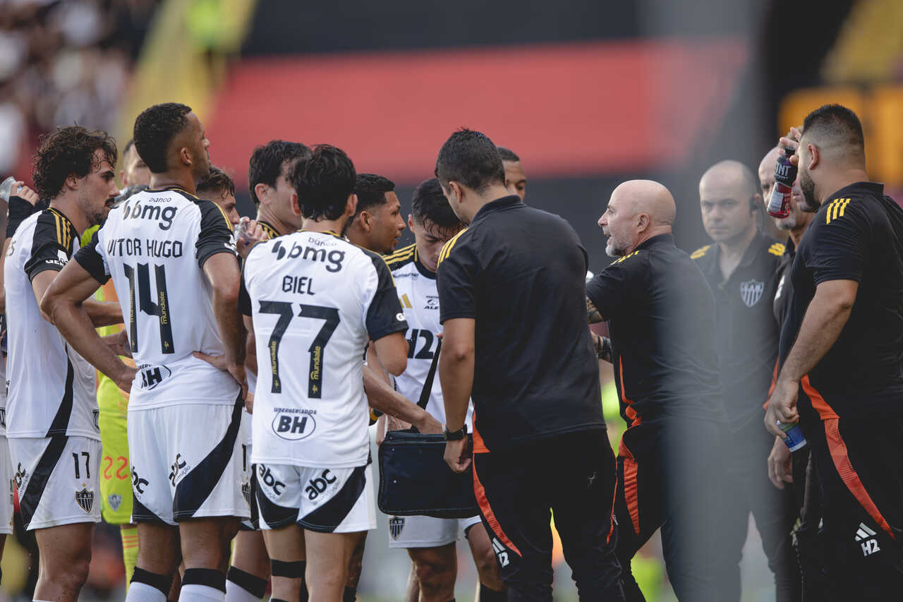 Sampaoli-com-o-grupo-em-jogo-contra-o-Sport.jpg