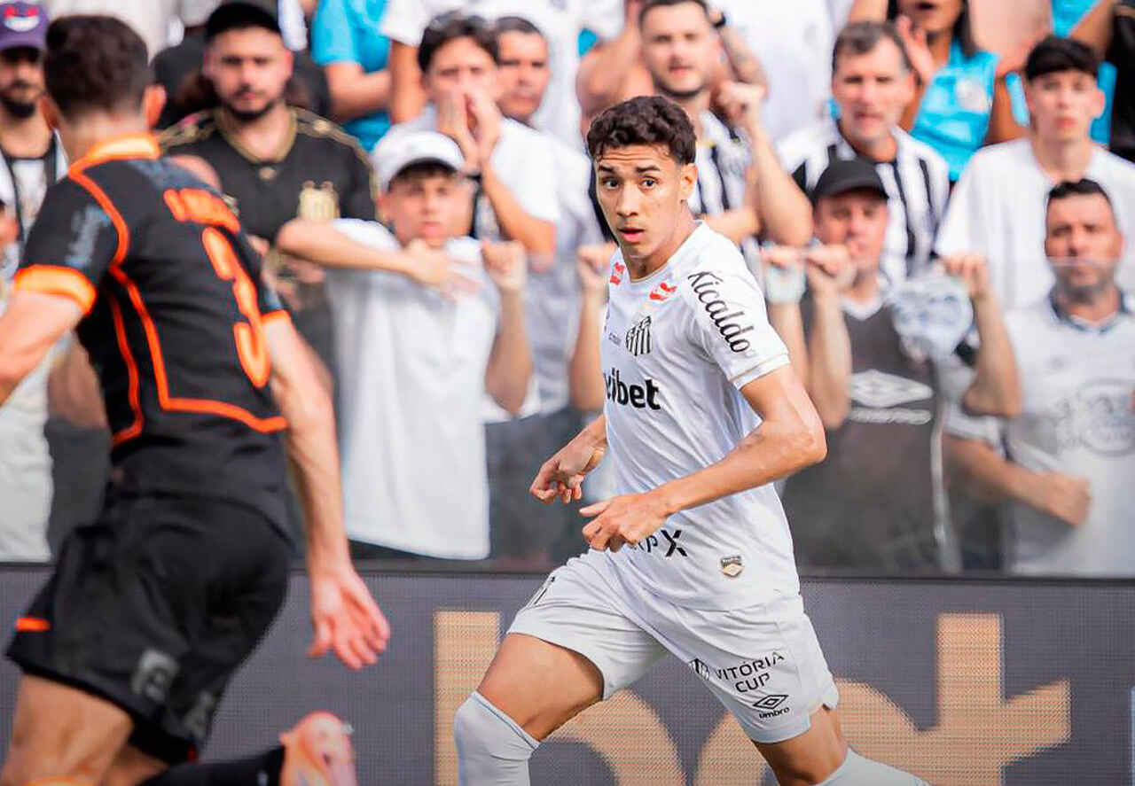 Com gols de Gabigol e Depay, Santos e Corinthians empatam na Vila