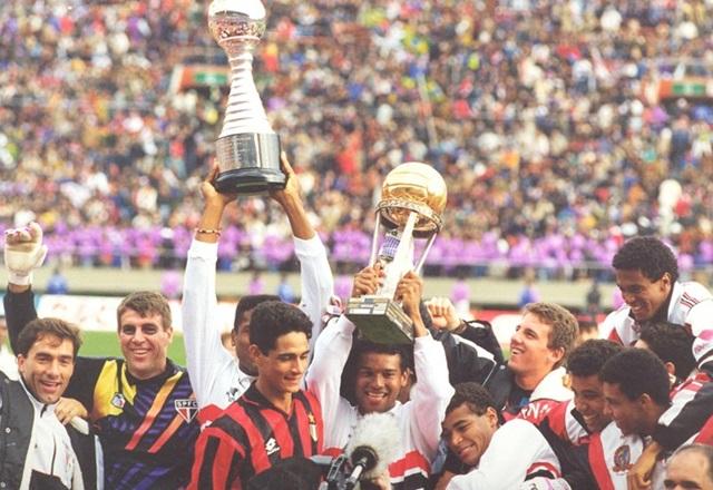 São Paulo levantando troféu de campeão mundial em 1993