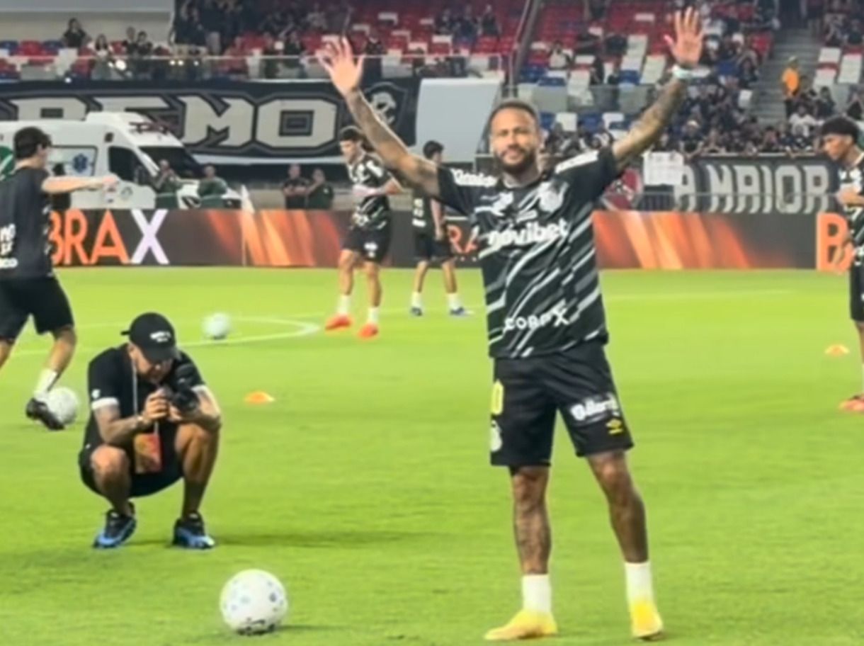 Neymar provoca torcedor na saída do gramado