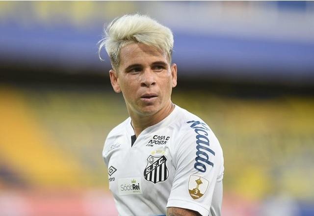 Soteldo com a camisa do Santos FC